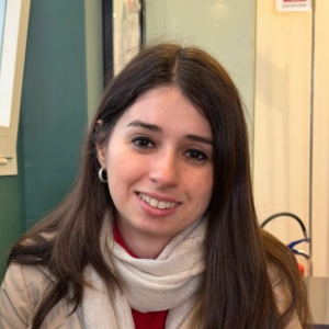 Foto di Valentina Carradori in un bar